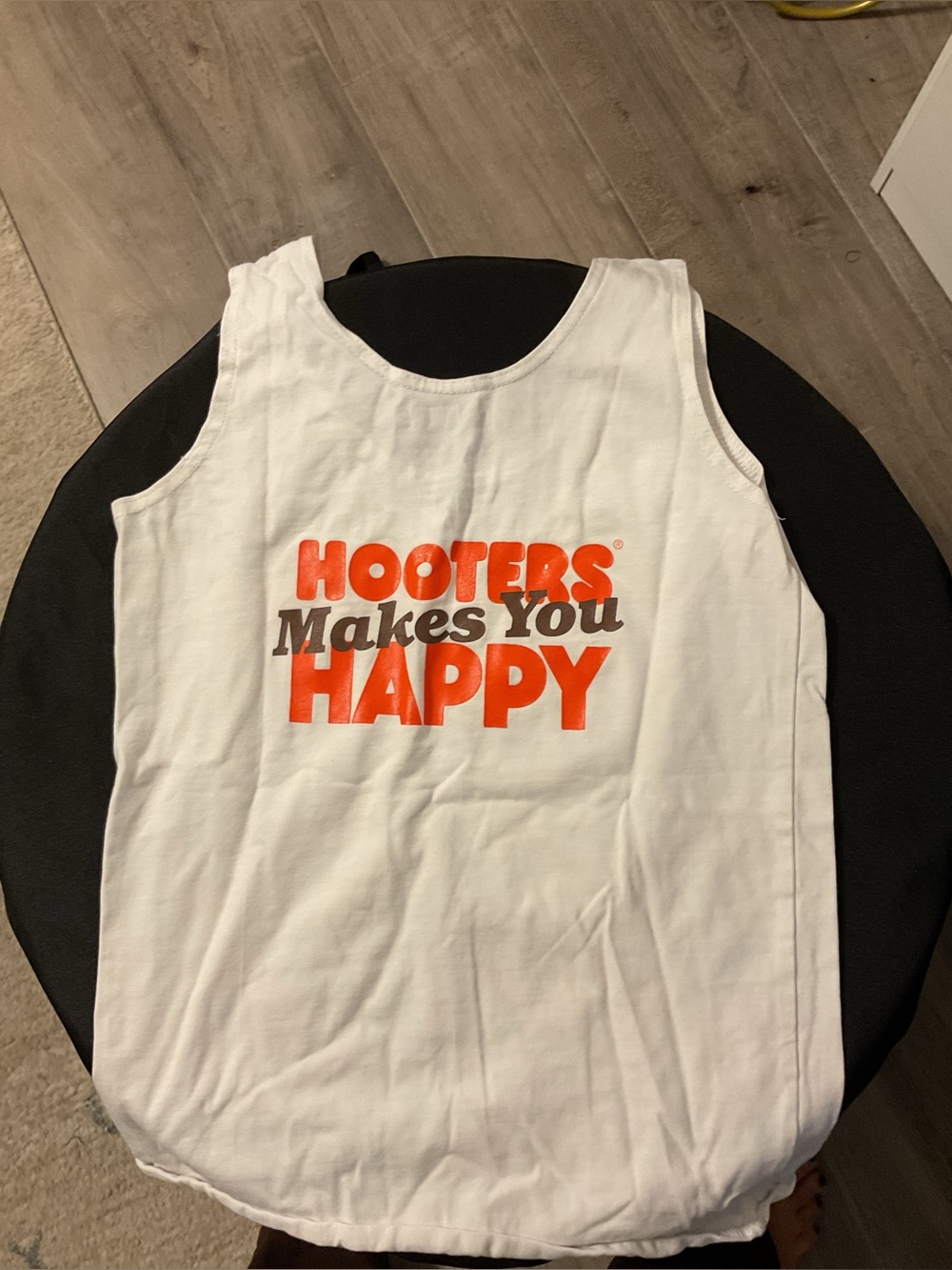 Woman’s authentic Hooters tank top - Picture 2 of 2